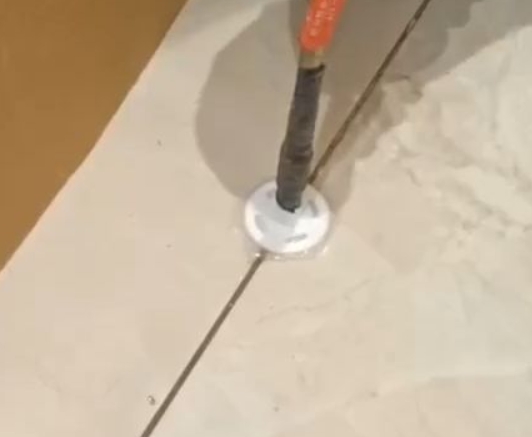 托里瓷砖空鼓维修公司专业解答瓷砖在铺贴过程中，如果没有涂抹均匀到位的粘结材料（如水泥砂浆或瓷砖胶），可能会导致以下问题