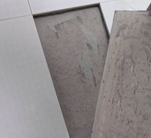 托里瓷砖空鼓维修公司分享瓷砖铺贴时如果打浆（即涂抹在瓷砖背面和基层上的砂浆或瓷砖胶）过少，会带来以下问题